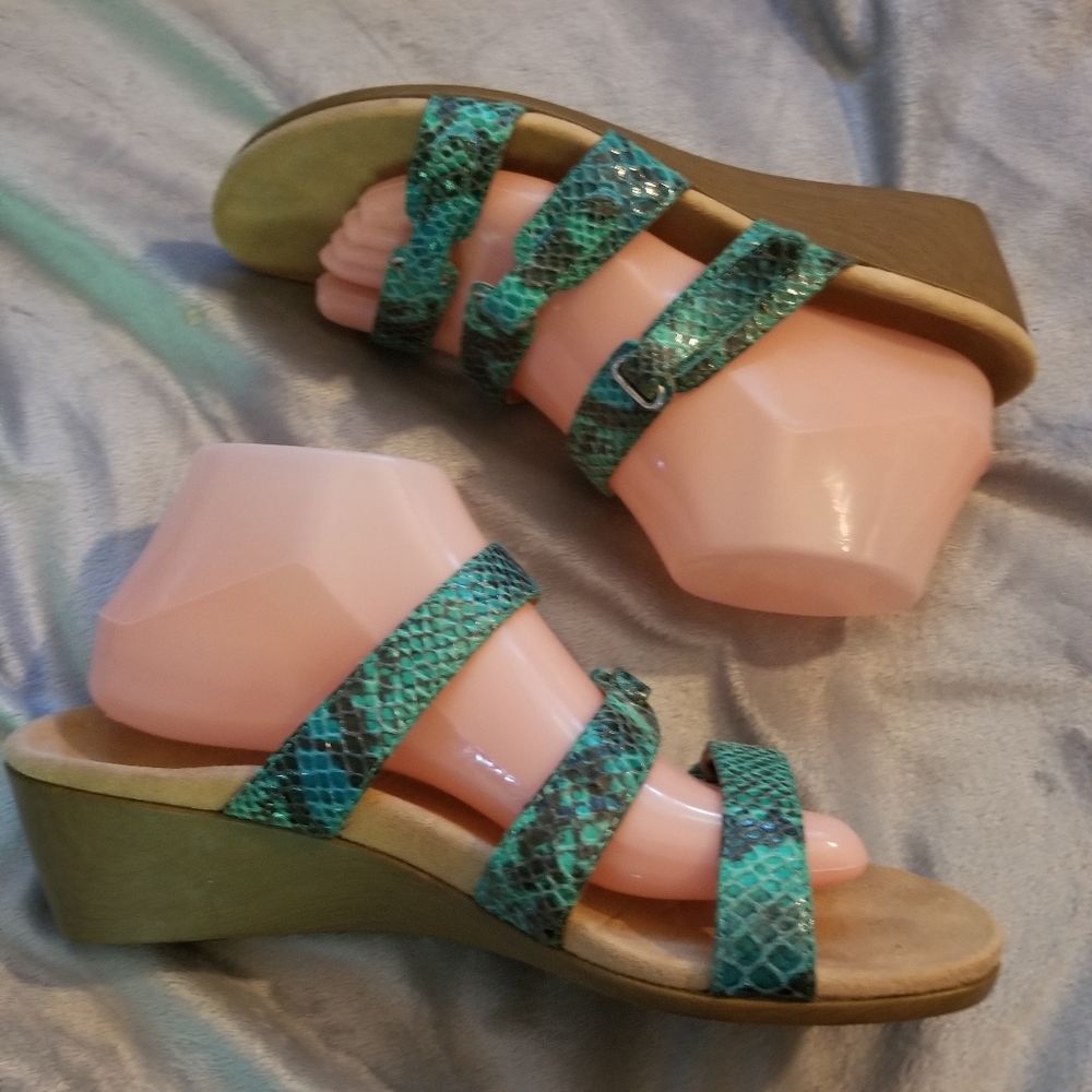 Vionic Dwyn teal snakeskin slip on sandals Sz 9